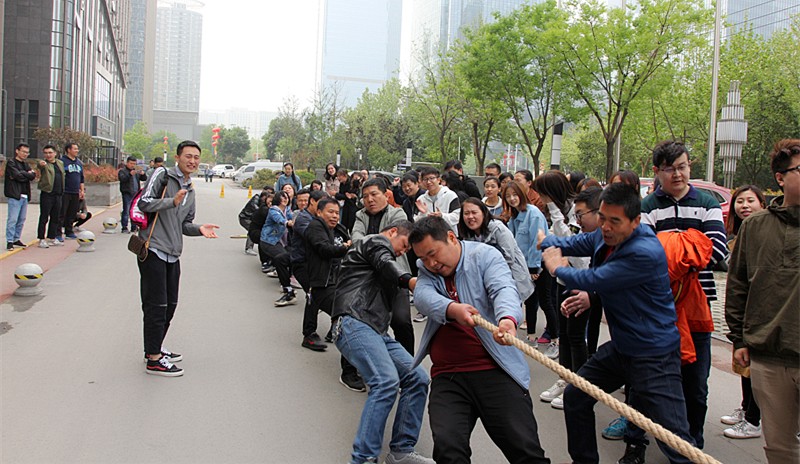 陕西PT电子游戏集团工会组织进行春季拔河角逐