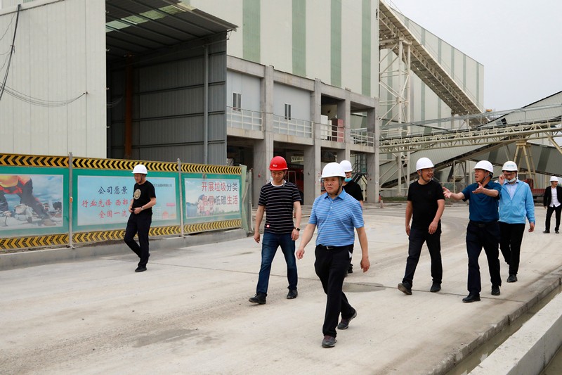 熊良虎在沉庆市中科大业集团调查时强调：对峙生态优先战术，想好生态经、走好扶贫路