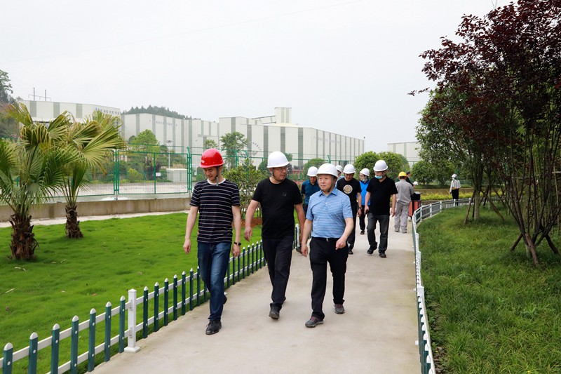 熊良虎在沉庆市中科大业集团调查时强调：对峙生态优先战术，想好生态经、走好扶贫路