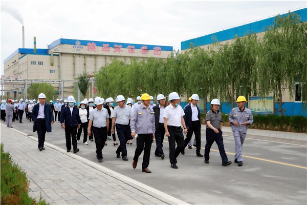 陕西PT电子游戏集团复工复产促增长项目观摩会议与会人员走进大秦国源三秦PT电子游戏秦国园区在榆项目 陕西PT电子游戏集团复工复产促增长项目观摩会议与会人员走进大秦国源三秦PT电子游戏秦国园区在榆项目