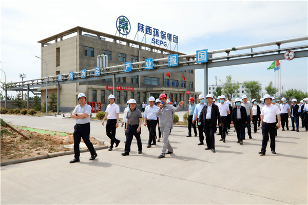陕西PT电子游戏集团复工复产促增长项目观摩会议与会人员走进大秦国源三秦PT电子游戏秦国园区在榆项目 陕西PT电子游戏集团复工复产促增长项目观摩会议与会人员走进大秦国源三秦PT电子游戏秦国园区在榆项目