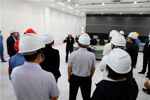 陕西PT电子游戏集团复工复产促增长项目观摩会议与会人员走进大秦国源三秦PT电子游戏秦国园区在榆项目 陕西PT电子游戏集团复工复产促增长项目观摩会议与会人员走进大秦国源三秦PT电子游戏秦国园区在榆项目