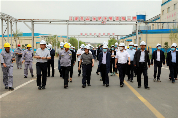陕西PT电子游戏集团复工复产促增长项目观摩会议与会人员走进大秦国源三秦PT电子游戏秦国园区在榆项目 陕西PT电子游戏集团复工复产促增长项目观摩会议与会人员走进大秦国源三秦PT电子游戏秦国园区在榆项目