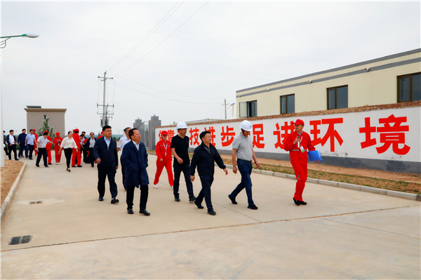 陕西PT电子游戏集团复工复产促增长项目观摩会议与会人员走进绿色能源公司油气公司水环境公司陕北片区项目 陕西PT电子游戏集团复工复产促增长项目观摩会议与会人员走进绿色能源公司油气公司水环境公司陕北片区项目
