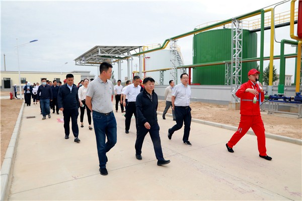 陕西PT电子游戏集团复工复产促增长项目观摩会议与会人员走进绿色能源公司油气公司水环境公司陕北片区项目 陕西PT电子游戏集团复工复产促增长项目观摩会议与会人员走进绿色能源公司油气公司水环境公司陕北片区项目