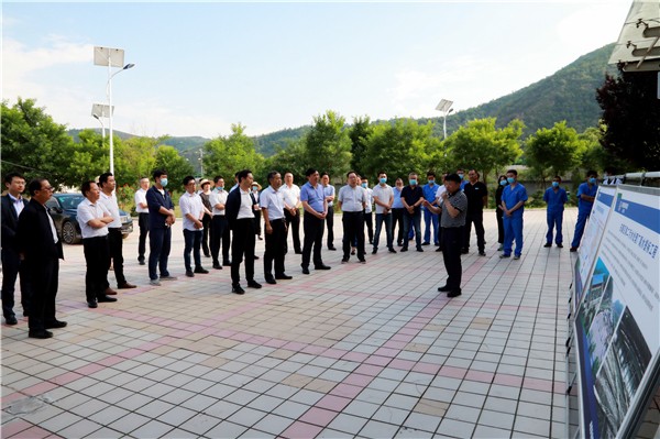 陕西PT电子游戏集团复工复产促增长项目观摩会议与会人员走进绿色能源公司油气公司水环境公司陕北片区项目 陕西PT电子游戏集团复工复产促增长项目观摩会议与会人员走进绿色能源公司油气公司水环境公司陕北片区项目