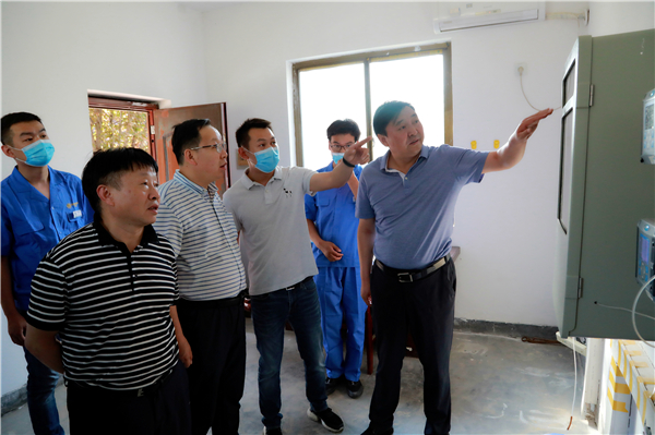 陕西PT电子游戏集团复工复产促增长项目观摩会议与会人员走进绿色能源公司油气公司水环境公司陕北片区项目 陕西PT电子游戏集团复工复产促增长项目观摩会议与会人员走进绿色能源公司油气公司水环境公司陕北片区项目