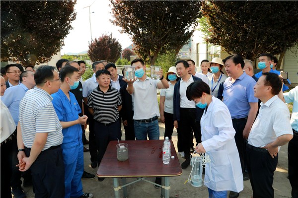 陕西PT电子游戏集团复工复产促增长项目观摩会议与会人员走进绿色能源公司油气公司水环境公司陕北片区项目 陕西PT电子游戏集团复工复产促增长项目观摩会议与会人员走进绿色能源公司油气公司水环境公司陕北片区项目