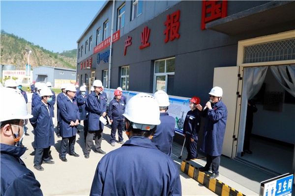 陕西PT电子游戏集团复工复产促增长项目观摩会议与会人员走进PT电子游戏保隆生态三秦在延在铜项目