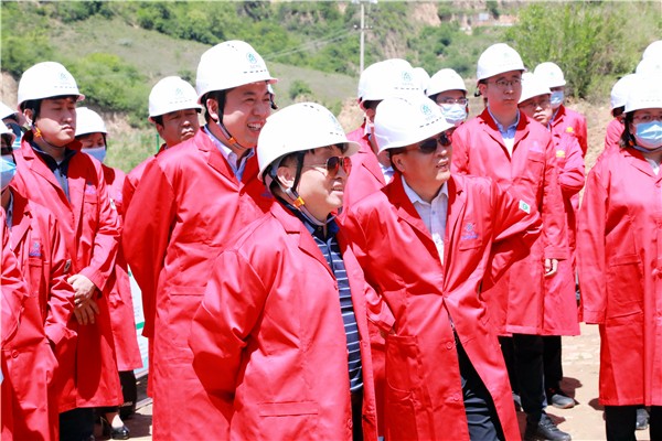 陕西PT电子游戏集团复工复产促增长项目观摩会议与会人员走进PT电子游戏保隆生态三秦在延在铜项目