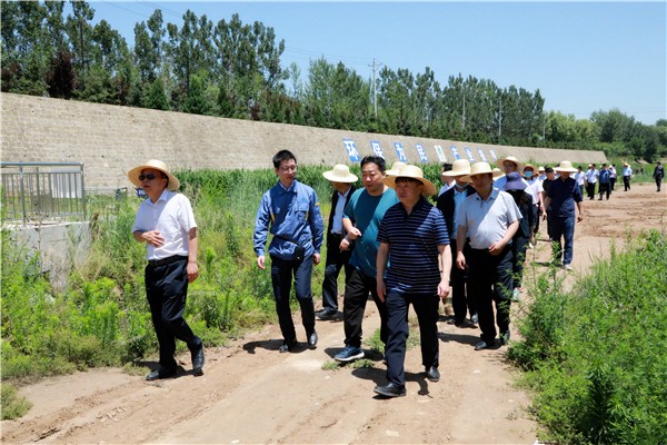 陕西PT电子游戏集团复工复产促增长项目观摩会议与会人员走进PT电子游戏保隆生态三秦在延在铜项目