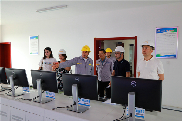 中省媒体采访团到陕西PT电子游戏集团陕北片区沉点项目集中采访 中省媒体采访团到陕西PT电子游戏集团陕北片区沉点项目集中采访