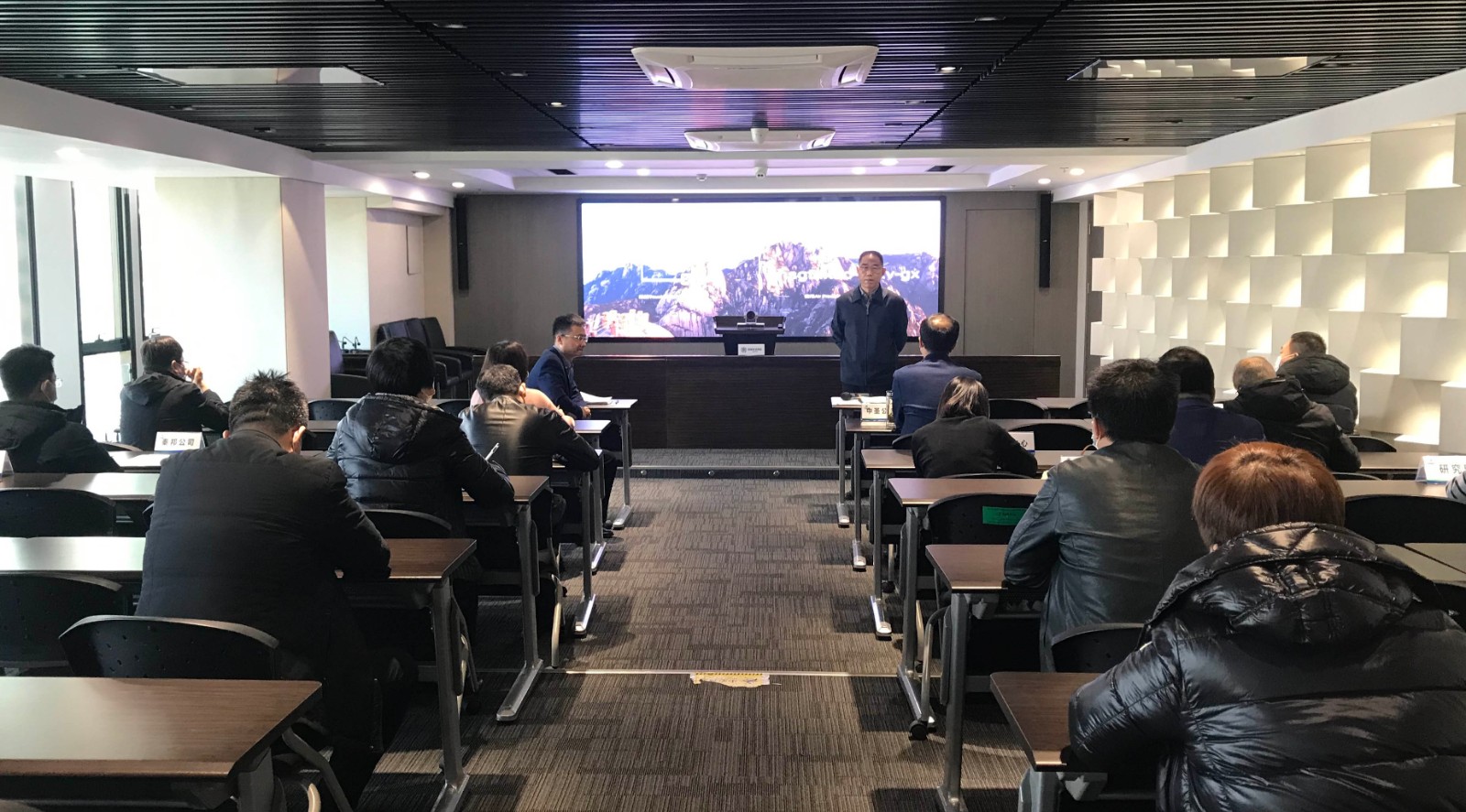 陕西PT电子游戏集团积极响应省国资委要求 对冬春季疫情防控工作进行再部署再带头