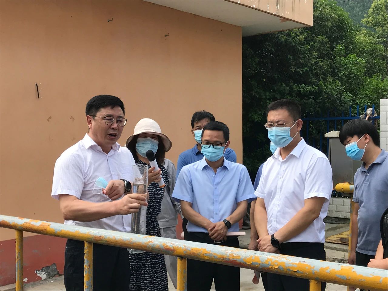 丹凤县政协主席周建政一行到丹凤县污水处置厂发展县域生态环境；ぷㄌ獾餮