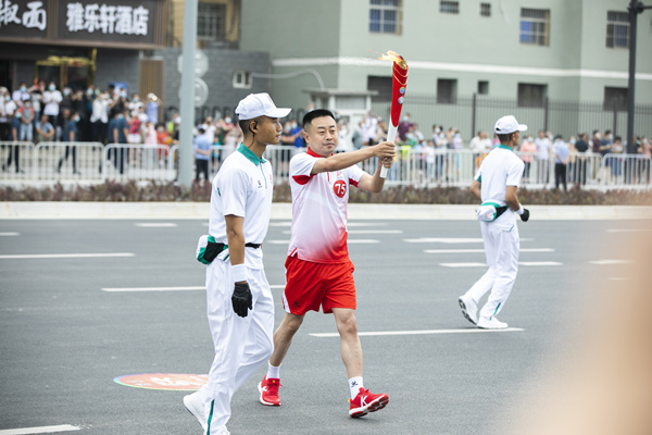 高慢!陕西PT电子游戏集团职工王玮参加十四运会火炬传递! 高慢!陕西PT电子游戏集团职工王玮参加十四运会火炬传递!