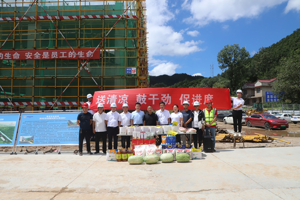 陕西PT电子游戏集团发展“送清冷”活动 关爱一线职工 陕西PT电子游戏集团发展“送清冷”活动 关爱一线职工