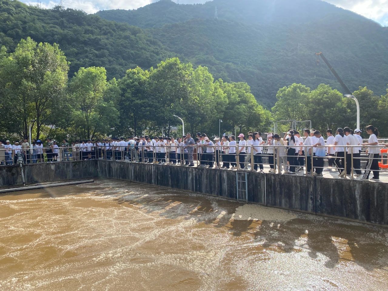 水环境公司镇安污水处置厂与镇安县第二中学进行PT电子游戏设施公家盛开日活动暨“绿色文化教育基地”授牌典礼