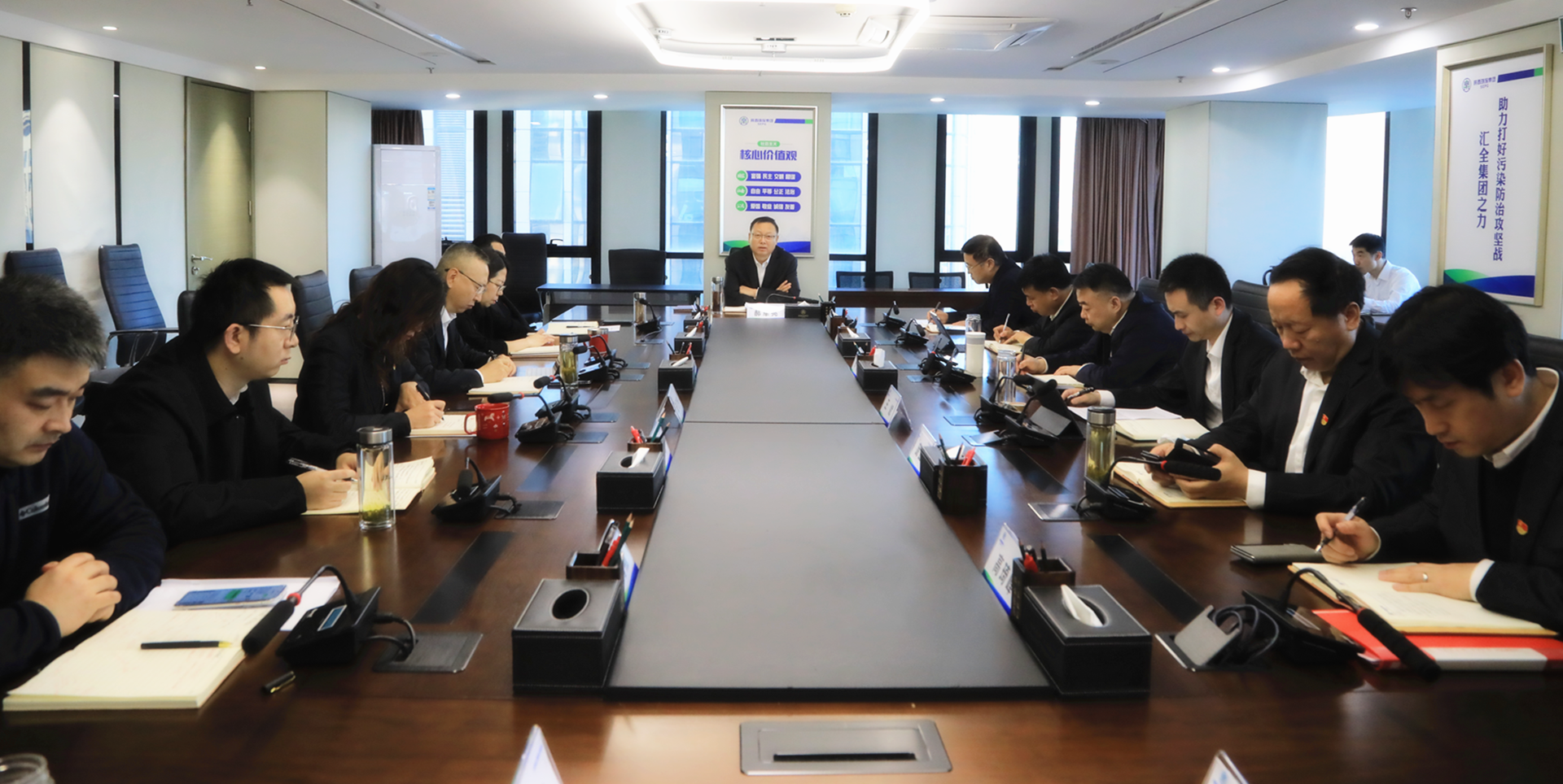 陕西PT电子游戏集团召开党委理论进建中心组2024年第12次进建（扩大）会议