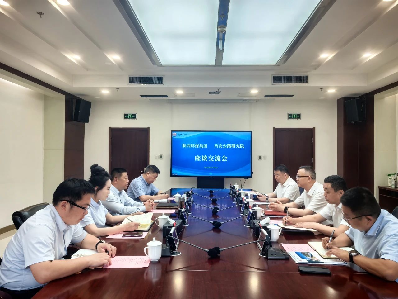 陕西PT电子游戏集团与陕西交控集团西安公路钻研院座谈互换