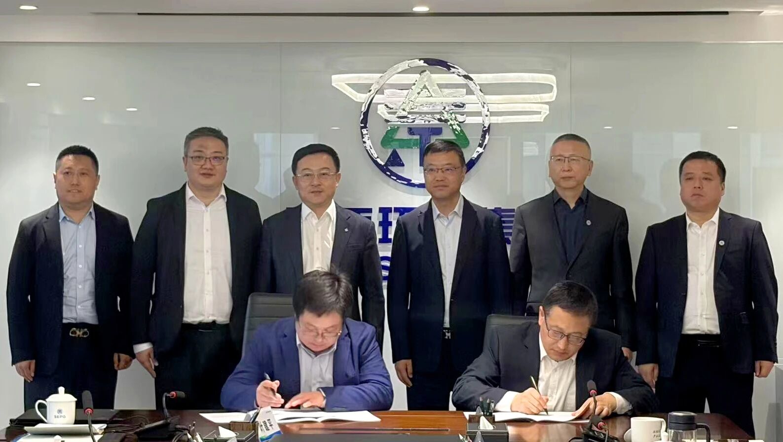 陕西PT电子游戏集团与上海电气输配电集团座谈互换